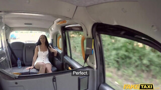 Tinédzser fekete hajú bige keményen popó lyukba kurelva a taxiban - Eroticnet