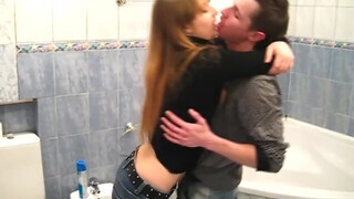 Felajzott amatőr 18 éves tinédzser pár a fürdőben kefél - Eroticnet