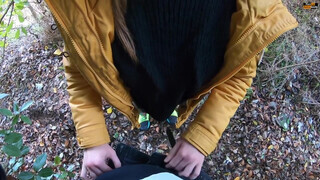 Tinédzser tinédzser barinő cidázza az erdőben a hapekja faszát - Eroticnet