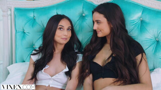 Ariana Marie a tinédzser suna és a argentin kurvája Eliza Ibarra édeshármasban kamatyol - Eroticnet