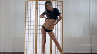 Guerlain a tinédzser orosz kiscsaj izgató vetkőzése és táncolása - Eroticnet