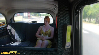 Kiara Lord a tetszetős magyar nőci élvezi ha a muffját kúrják a taxiban - Eroticnet