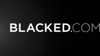 Angel Wicky az óriás tőgyes cseh fiatal világos szőke kezelésbe veszi a fekete hímtagot - Eroticnet
