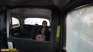 Klaudia Diamond a termetes cicis tinédzser picsa élvezettel hancúrozik a taxiban - Eroticnet