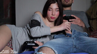 Gamer szuka játék közben cumizza a pasiját és hancuroznak egy jót - Eroticnet