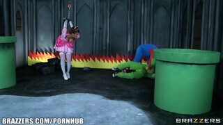 Szuper Mario és Luigi leteszteli a méretes csöcsű hercegnőt mielőtt megmentené - Eroticnet