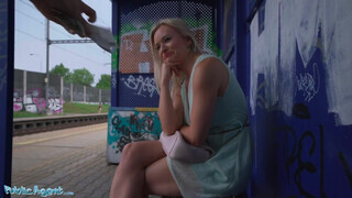 Lily Joy a fiatalos szöszi milf mami vonatállomáson közösül - Eroticnet