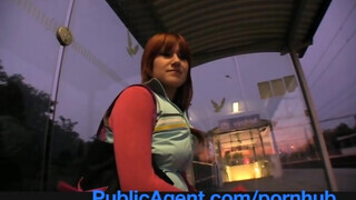 Lucy Bell a vörös hajú tinédzser spiné a buszmegállóban kufircol egy pici pénzért - Eroticnet