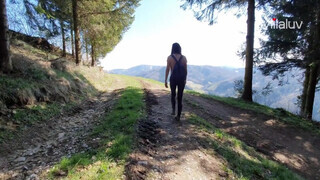 Amatőr termetes keblű tinédzser fiatalasszony az erdőben közösül a pasijával - Eroticnet