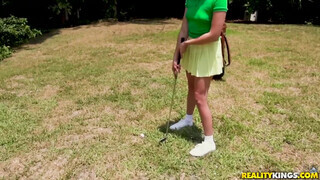 Zelda Morrison a golfos szőke edzés után megkívánja a hapsi farkát - Eroticnet