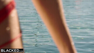 Alecia Fox a szuper formás karcsú világos szőke tinédzser pipi hátsójába hatalmas bájdorong hatol be - Eroticnet