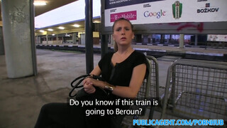 Szöszi tinédzser borotvált cunis dugható bige felszedve a vonatállomáson - Eroticnet