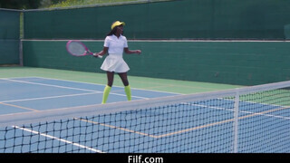 Ana Foxxx a kerek sovány csoki fiatalasszony fenekét a tenisz edző reszeli - Eroticnet