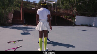 Ana Foxxx a kerek sovány csoki fiatalasszony fenekét a tenisz edző reszeli - Eroticnet