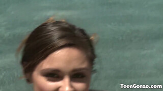 Zoey Foxx a kicsike csöcsű tinédzser ribanc már a medencébe bekapja a hímvesszőt - Eroticnet