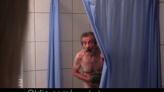 Az öreget a zuhanyzó alól szedi ki a tinicsaj - Eroticnet