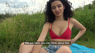 Mia Navarro a vadító pici tőgyes latin amerikai kisasszony pénzért kúrel a réten - Eroticnet