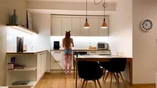 Mia Bandini a tini karcsú orosz pipi a konyhában hátsó lyukba rakva - Eroticnet