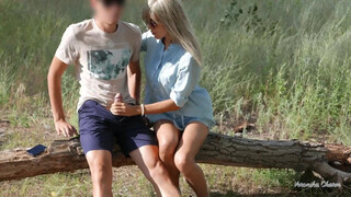 Szöszi napszemüveges tinédzser barinő a parkban szop - Eroticnet