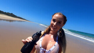 Tinédzser gigászi csöcsű szöszi amatőr barinő a tengerparton fenék nyílásba kurelva - Eroticnet
