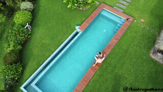 Amatőr tinédzser pár a medence mellett kúr a szabadban