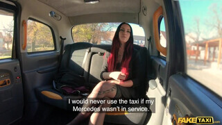 Kitetovált pici cickós szenvedélyes tinédzser fiatalasszony bekapja a taxis faszát - Eroticnet