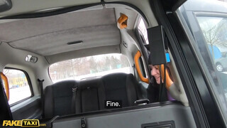 Melany Mendes sikeres vizsga után közösül a taxissal a kocsiban - Eroticnet