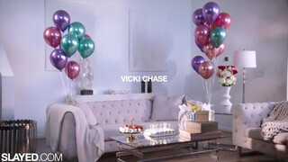 A csini Vicky Chase klassz kicsike ajándékot ad a barátnőjének - Eroticnet