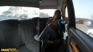 Chloe Lamour olcsóbban taxizik mert mindig szexel a sofőrrel - Eroticnet