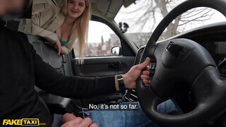 Csöcsös gigászi fenekű világos szőke amcsi tinédzser kiscsaj lovagol a taxis hímvesszőjén - Eroticnet