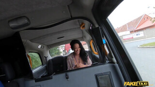 Asia Vargas a hátsó ülésen hancúrozik a méretes faszú taxissal - Eroticnet