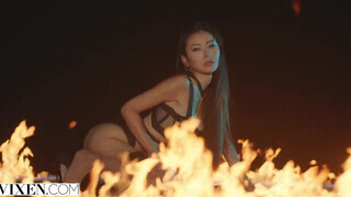 Rae Lil Black a szenvedélyes ázsiai csaj borotvált puncijába kíméletlen pélót tolnak - Eroticnet