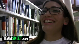 A nerdy csaj szépen és ügyesen leszopja a kukacot a könyvtárban - Eroticnet