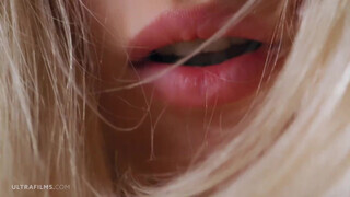 Emma White a világos szőke sovány orosz csajszi magához nyúl - Eroticnet