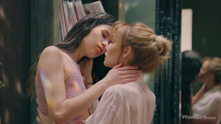 Evelin Elle és Kelly Collins az orosz leszbikus lányok izgatják egymást - Eroticnet