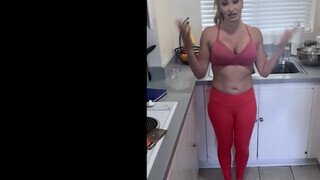 Claudia Valentine a bazinagy mellű kitetovált milf házi szex videója - Eroticnet