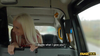 Suzy Grande a vonzó cseh világos szőke milf nem hagyja ki a dugást a taxissal - Eroticnet