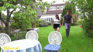 Nagyméretű fenekű angol hitves és a szomszéd krapek egy jót pajzánkodnak a kertben - Eroticnet