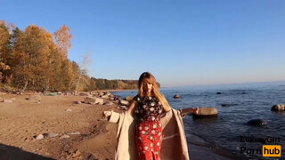 Orosz barinő a tengerparton cumizza le a krapekja farkát - Eroticnet