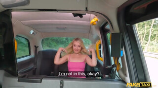 Szöszi fiatal lány megdöngetve a hátsó ülésen a taxiban - Eroticnet
