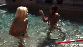Carmen Callaway és Morgan Lee a medence partján nyalják egymást - Eroticnet