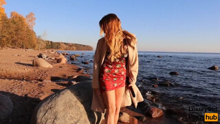 Luxury Girl peckezik a tengerparton egy gigászi fekete dildóval - Eroticnet