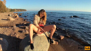 Luxury Girl peckezik a tengerparton egy gigászi fekete dildóval - Eroticnet