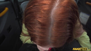 Eva Berger a vörös hajú milf megkettyintve a taxiban
