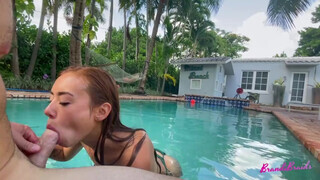 Kufircolás a medencében egy mutatós tinédzser csajjal - Eroticnet