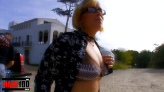Nagyméretű popsikás milf popsiba rakva a tengerparton - Eroticnet