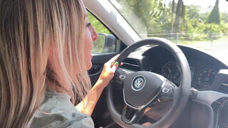 Lora Cross a perverz háziasszony vezetés közben kárót ver - Eroticnet