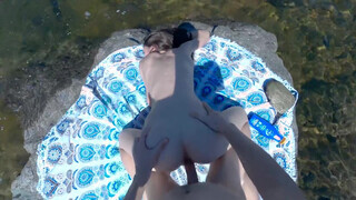 Együttlét a sziklákon a folyóparton egy amatőr párral - Eroticnet