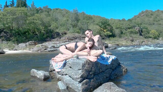 Együttlét a sziklákon a folyóparton egy amatőr párral - Eroticnet