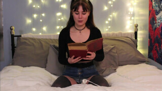 Sophia Wolfe a tinédzser pipi olvasás közben maszturbál - Eroticnet